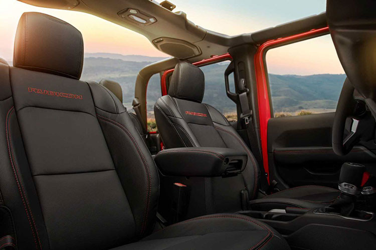 Động cơ V6 trên mẫu xe này rất mạnh mẽ khi nó có thể kéo tới 3,46 tấn (7.650 pound), chuyên chở tới 0,72 tấn (1.600 pound). Sắp tới, Jeep sẽ bổ sung phiên bản động cơ dầu ecoD 6 xy-lanh 3.0L mạnh 260 mã lực và mô men xoắn mạnh mẽ lên đế 593Nm.