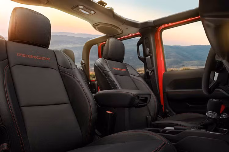 Động cơ V6 trên mẫu xe này rất mạnh mẽ khi nó có thể kéo tới 3,46 tấn (7.650 pound), chuyên chở tới 0,72 tấn (1.600 pound). Sắp tới, Jeep sẽ bổ sung phiên bản động cơ dầu ecoD 6 xy-lanh 3.0L mạnh 260 mã lực và mô men xoắn mạnh mẽ lên đế 593Nm.