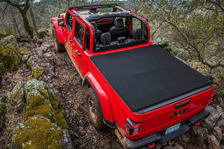 Ở phiên bản Rubicon, Gladiator 2020 trở nên thú vị hơn nhờ vào bộ phụ kiện off-road như móc kéo, lốp địa hình Falken 33 inch lớn hơn đi cùng với mâm 17 inch, tùy chọn camera quan sát ở phía trước bố trí sau lưới tản nhiệt cho phép quan sát tốt hơn khi đi đường xấy, hệ thống khoá vi sai điện tử trên cả hai trục,...