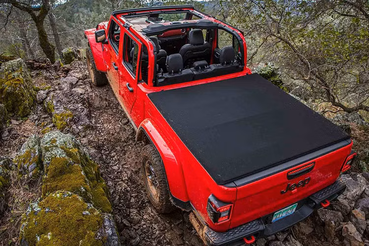 Ở phiên bản Rubicon, Gladiator 2020 trở nên thú vị hơn nhờ vào bộ phụ kiện off-road như móc kéo, lốp địa hình Falken 33 inch lớn hơn đi cùng với mâm 17 inch, tùy chọn camera quan sát ở phía trước bố trí sau lưới tản nhiệt cho phép quan sát tốt hơn khi đi đường xấy, hệ thống khoá vi sai điện tử trên cả hai trục,...