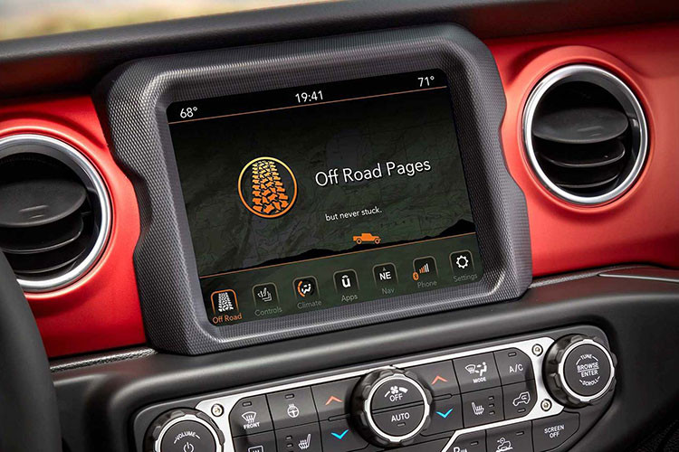 Gladiator 2020 sở hữu động cơ xăng V6 Pentastar dung tích 3.6 lít sản sinh công suất tối đa 285 mã lực và mô-men xoắn cực đại 352 Nm đi cùng với 02 lựa chọn hộp số gồm: sàn 6 cấp (6 MT) hoặc tự động 8 cấp (8 AT) đi cùng với hệ dẫn động bốn bánh bán thời gian Jeep Command Trac 4WD và phiên bản Rubincon sẽ sử dụng hệ dẫn động bốn bánh Rock-Trac 4WD toàn thời gian như người anh em Wrangler Rubicon.