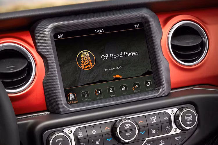 Gladiator 2020 sở hữu động cơ xăng V6 Pentastar dung tích 3.6 lít sản sinh công suất tối đa 285 mã lực và mô-men xoắn cực đại 352 Nm đi cùng với 02 lựa chọn hộp số gồm: sàn 6 cấp (6 MT) hoặc tự động 8 cấp (8 AT) đi cùng với hệ dẫn động bốn bánh bán thời gian Jeep Command Trac 4WD và phiên bản Rubincon sẽ sử dụng hệ dẫn động bốn bánh Rock-Trac 4WD toàn thời gian như người anh em Wrangler Rubicon.