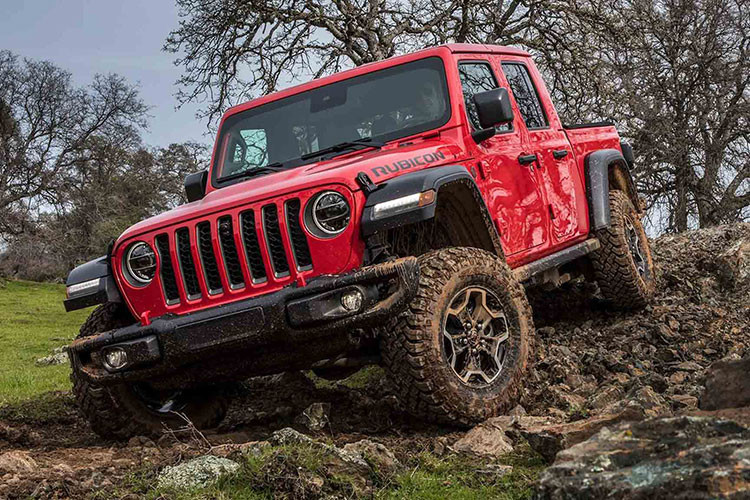 Mẫu bán tải Jeep Gladiator 2020 được phát triển trên nền tảng khung gầm rời (body on frame) của người anh em Wrangler thế hệ thứ 4 và mỗi phiên bản của Gladiator đều là một chiếc xe mui trần với cả mui cứng và mềm mang đến trải nghiệm ngoài trời không giống bất kỳ chiếc xe tải hạng trung nào khác trong phân khúc