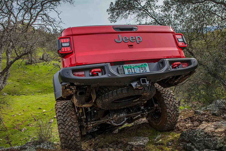 Ở phiên bản Sport tiêu chuẩn, bán tải Jeep Gladiator 2020 được trang bị bao gồm khóa cửa thủ công, đèn pha halogen và bộ bánh xe 17 inch. Phiên bản Overland tiếp theo sử dụng mâm 18 inch tiêu chuẩn, điều khiển khí hậu tự động hai vùng và tùy chọn cho đèn pha LED.