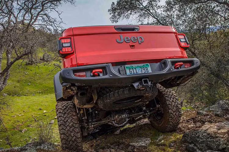 Ở phiên bản Sport tiêu chuẩn, bán tải Jeep Gladiator 2020 được trang bị bao gồm khóa cửa thủ công, đèn pha halogen và bộ bánh xe 17 inch. Phiên bản Overland tiếp theo sử dụng mâm 18 inch tiêu chuẩn, điều khiển khí hậu tự động hai vùng và tùy chọn cho đèn pha LED.