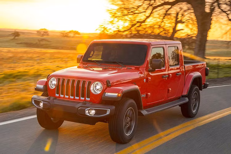 Keep đã chính thức tham gia phân khúc bán tải cỡ trung đang rất được ưa chuộng trên thị trường bằng việc trình làng mẫu xe Jeep Gladiator 2020 mới cách đây vài tuần. Trên thực tế, đây không phải là dòng xe mới, khi trong quá khứ Jeep đã từng sản xuất dòng bán tải Gladiator từ năm 1962 - 1988, được gọi dưới cái tên là Jeep J-Series sau năm 1971.