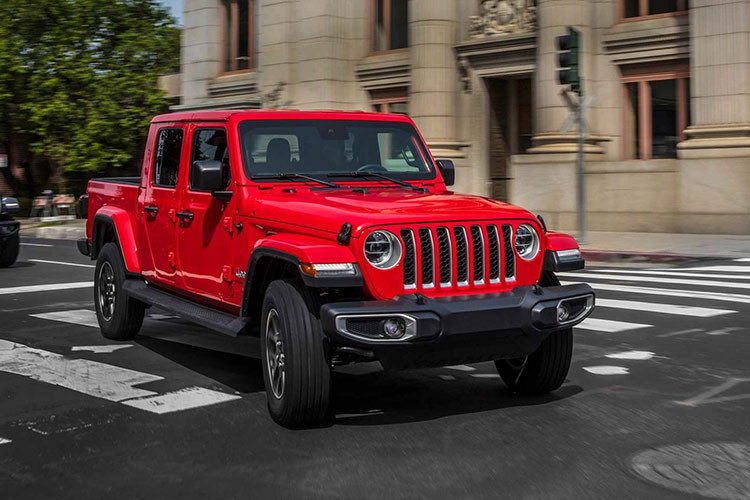 Giá xe bán tải Jeep Gladiator 2020 khởi điểm từ 33.545 USD (khoảng 77 triệu đồng) cho phiên bản Sport và chạm đến mức giá hơn 60.000 USD (khoảng hơn 1,3 tỷ đồng) cho phiên bản Launch Edition. Nhìn chung, giá bán của Jeep Gladiator 2020 cao hơn so với các đối thủ trong phân khúc bán tải cỡ trung như Ford Ranger (US Spec), Toyota Tacoma hay Nissan Frontier.