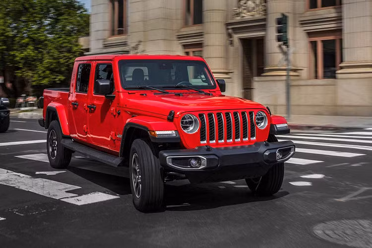 Giá xe bán tải Jeep Gladiator 2020 khởi điểm từ 33.545 USD (khoảng 77 triệu đồng) cho phiên bản Sport và chạm đến mức giá hơn 60.000 USD (khoảng hơn 1,3 tỷ đồng) cho phiên bản Launch Edition. Nhìn chung, giá bán của Jeep Gladiator 2020 cao hơn so với các đối thủ trong phân khúc bán tải cỡ trung như Ford Ranger (US Spec), Toyota Tacoma hay Nissan Frontier.