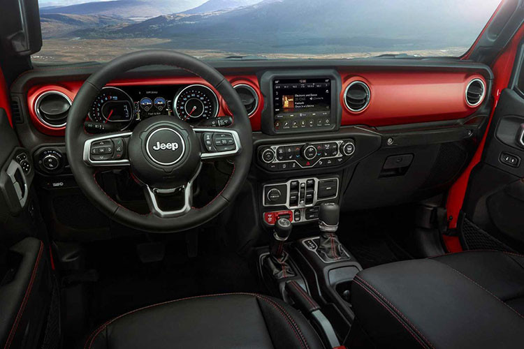 Bên trong nội thất xe được hiết kế đơn giản hướng vào sự thực dụng nhưng rất hiện đại. Ở phiên bản cao cấp, táp-lô được bọc da, màn hình cảm ứng trung tâm 7 inch tiêu chuẩn (8,4'' options) tích hợp hệ thống giải trí Uconnect thế hệ mới nhất của FCA hỗ trợ kết nối Apple CarPlay và Android Auto, 4 cổng USB cho cả hai hàng ghế (2/2), núm công tắc mạ kim loại,...