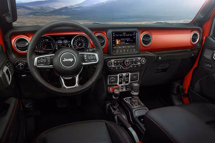 Bên trong nội thất xe được hiết kế đơn giản hướng vào sự thực dụng nhưng rất hiện đại. Ở phiên bản cao cấp, táp-lô được bọc da, màn hình cảm ứng trung tâm 7 inch tiêu chuẩn (8,4'' options) tích hợp hệ thống giải trí Uconnect thế hệ mới nhất của FCA hỗ trợ kết nối Apple CarPlay và Android Auto, 4 cổng USB cho cả hai hàng ghế (2/2), núm công tắc mạ kim loại,...