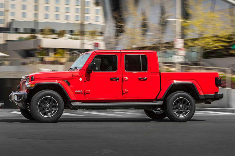 Ở phiên bản Rubicon, Gladiator có góc tiếp cận (approach angle) 43,8 độ gần bằng 44,0 độ của Wrangler Rubicon. Bên cạnh đó, nó góc khởi hành/ góc thoát (departure angle) 26 độ - tốt hơn so với Toyota Tacoma TRD Pro 24,0 độ, Chevy Colorado ZR2 23,5 độ hay Ford Ranger Raptor 24 độ (mặc dù nó không bán tải Mỹ vì xài máy dầu).