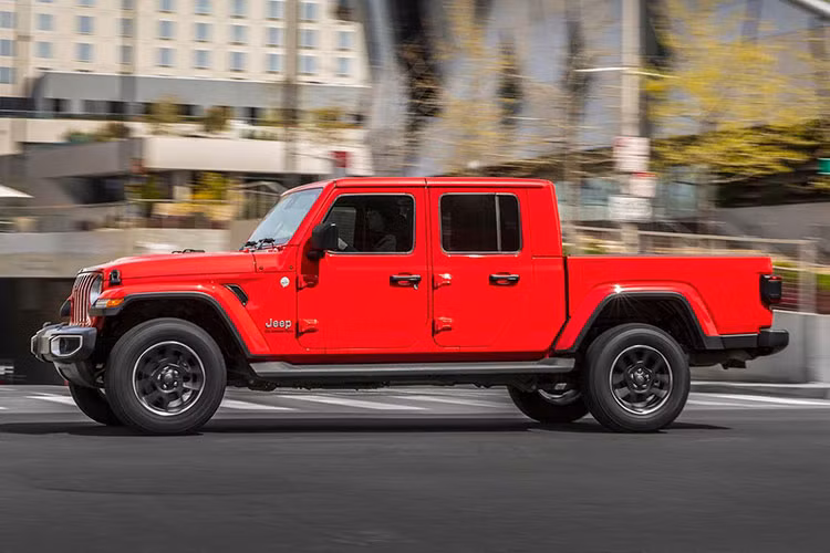 Ở phiên bản Rubicon, Gladiator có góc tiếp cận (approach angle) 43,8 độ gần bằng 44,0 độ của Wrangler Rubicon. Bên cạnh đó, nó góc khởi hành/ góc thoát (departure angle) 26 độ - tốt hơn so với Toyota Tacoma TRD Pro 24,0 độ, Chevy Colorado ZR2 23,5 độ hay Ford Ranger Raptor 24 độ (mặc dù nó không bán tải Mỹ vì xài máy dầu).