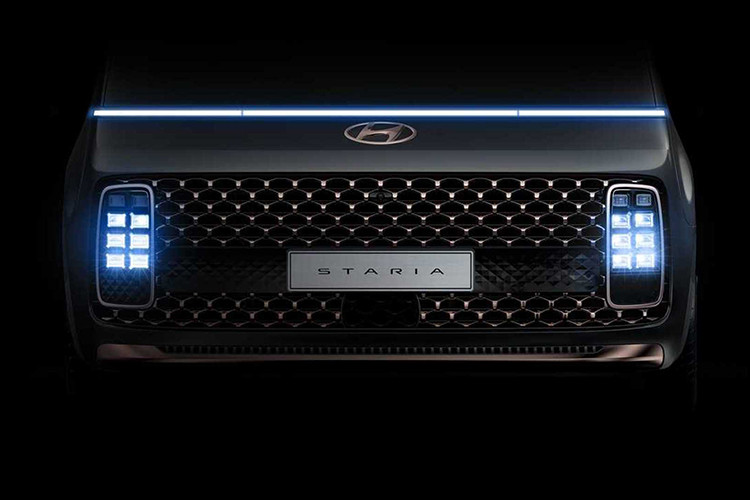 Tại thị trường Hàn Quốc, Hyundai Staria Hybrid 2024 vẫn sở hữu cụm đèn pha nằm dọc cỡ lớn, dải đèn LED định vị ban ngày nằm vắt ngang đầu xe, bộ vành hợp kim đa chấu lạ mắt và kính cửa sổ cỡ lớn.