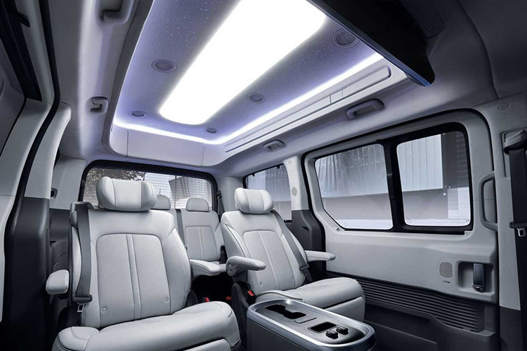 Để tăng tính thực dụng, Hyundai đã chuẩn bị sẵn những phụ kiện chính hãng đi kèm với mẫu xe này như móc treo quần áo lắp vào cửa cốp, ghế gấp hay sàn khoang hành lý có thể trượt ra/vào.