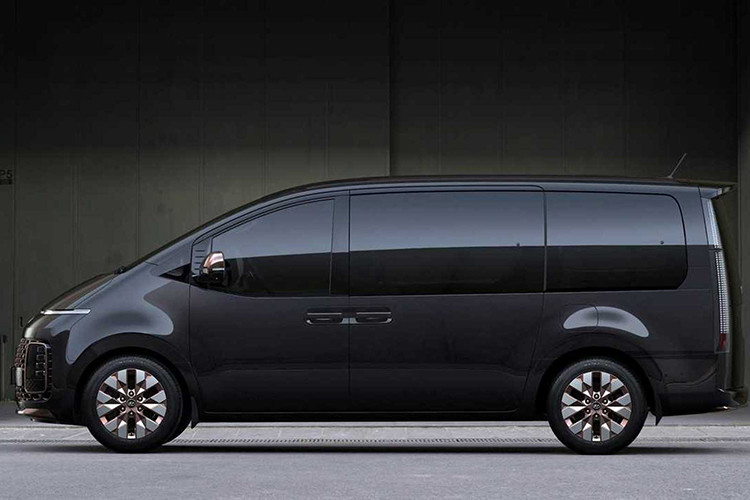 Ngoài động cơ mới, Hyundai Staria Hybrid 2024 tiết kiệm xăng không có gì thay đổi về mặt thiết kế so với các phiên bản còn lại. Đây là mẫu MPV được thiết kế theo cảm hứng từ phi thuyền không gian nên trông khá độc đáo. 