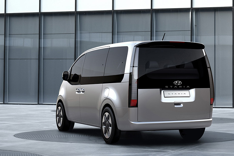 Tuy nhiên, đây là tùy chọn động cơ mạnh nhất tính đến thời điểm hiện tại của dòng MPV cỡ lớn này. Thậm chí, Hyundai Staria Hybrid 2024 còn mạnh hơn cả phiên bản dùng động cơ V6, dung tích 3.5L hiện đang bán trên thị trường. Ngoài ra, phiên bản hybrid mới còn tiết kiệm nhiên liệu hơn với mức tiêu thụ trung bình chỉ 7,7 lít/100 km.