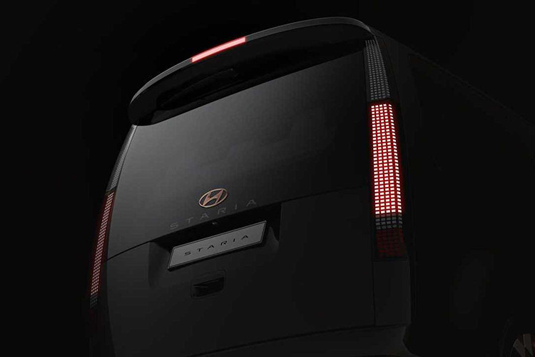 Bên trong Staria Hybrid 2024 là nhiều cấu hình, bao gồm 3 chỗ, 5 chỗ, 7 chỗ, 9 chỗ và 11 chỗ ngồi. Các bản cao cấp của xe sẽ có những trang bị như bảng đồng hồ kỹ thuật số, màn hình cảm ứng trung tâm 10,25 inch, hệ thống điều hòa tự động, ghế sưởi/làm mát và các tính năng an toàn chủ động ADAS hiện đại.