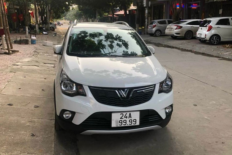 Vào những ngày đầu năm 2022 cận Tế Nguyên Đán Nhâm Dần, tại một địa điểm xét xe ở tỉnh Lào Cai đã thu hút rất đông các tay cò cũng như nhân viên bán xe và cả khách đi bấm biển vì cho rằng sẽ có rất nhiều biển đẹp từ tứ quý 9 đến tam hoa 9 và các con số khác - và chiếc VinFast Fadil biển tứ quý 9 này là một trong số đó.