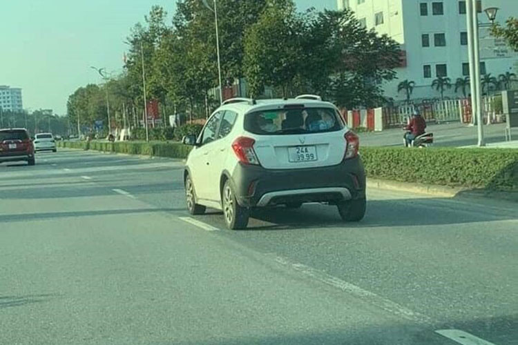 VinFast Fadil sử dụng khối động cơ xăng 4 xi-lanh, dung tích 1,4 lít sản sinh công suất tối đa 98 mã lực và mô-men xoắn cực đại 128 Nm. VinFast Fadil sở hữu hộp số vô cấp CVT, trang bị mà phải đến những mẫu xe hạng B mới có nên là điểm mạnh khi cạnh tranh với các đối thủ cùng phân khúc.