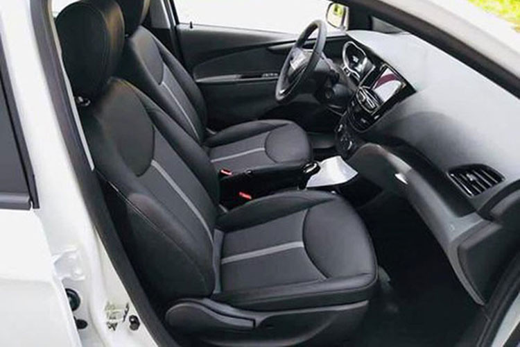 Giá xe VinFast Fadil tại Việt Nam từ 425 triệu đến 500 triệu đồng, xe có 3 phiên bản và mức giá trên chưa bao gồm các khuyến mại của đại lý. Ngoài ra, việc hãng xe VinFast tuyên bố sẽ dừng sản xuất xe xăng vào cuối năm nay cũng khiến cho VinFast Fadil có thể là hàng hiếm. 