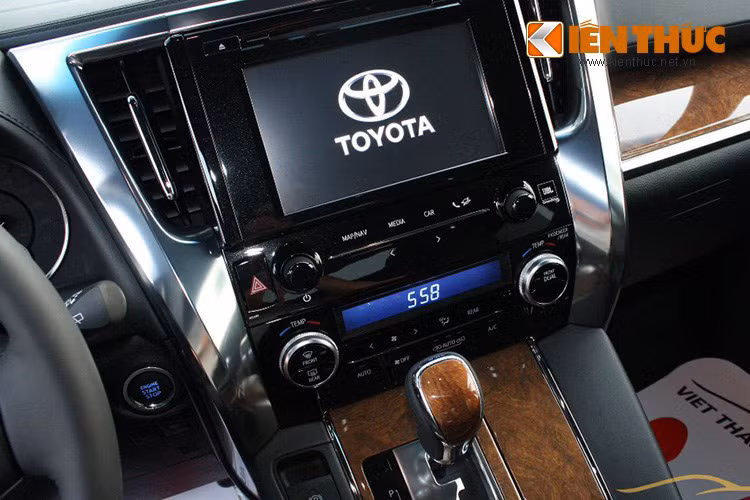 Bảng điều khiển trung tâm của là màn hình DVD cảm ứng có tích hợp GPS và cũng có thể kiểm tra thông tin về tình trạng của xe thông qua màn hình đa chức năng này. Khi về số lùi thì màn hình có chức năng hiển thị màn hình lùi, tăng độ an toàn khi lùi xe.