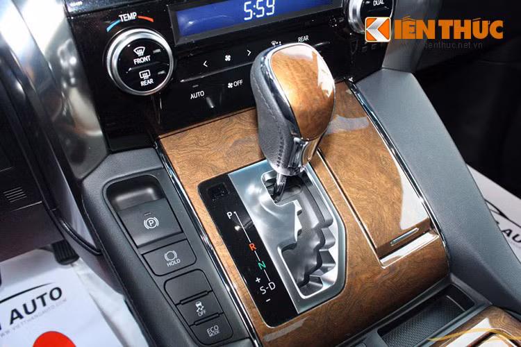 Bảng đồng hồ táp lô thiết kế cỡ lớn hiện đại, trẻ trung, hai bên là hai đồng hồ đo tốc độ và đo vòng tua máy. Ở giữa là bảng đồng hồ optitron hiển thị thông tin vận hành của chiếc xe. Ngoài ra, hai cửa sổ trời kết hợp hệ thống đèn trần 16 màu, 4 cấp độ sáng khiến cho nội thất xe càng trở nên xa hoa và ấn tượng.