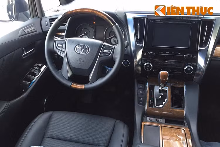 Thiết kế bên trong nội thất của Toyota Alphard 2016 sẽ khiến bạn thực sự ngạc nhiên vì sự hiện đại và sang trọng, không gian rộng rãi thoải mái, ngay cả các hành khách ngồi hàng ghế sau cũng sẽ có cảm nhận mình thực sự là người dẫn đầu.