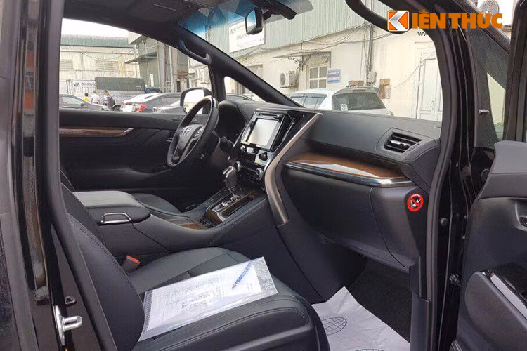 Nội thất của xe được thiết kế với cấu trúc 3 hàng ghế 2+2+2. Hàng ghế thứ 2 kiểu hạng thương gia, rộng, chất liệu da mềm, tựa đầu có thêm đệm 2 bên, giá đỡ chân và có thông khí điều khiển điện. Trên tựa tay có bảng điều khiển và bàn làm việc.