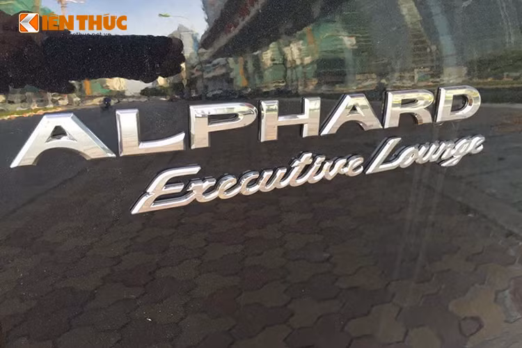 Ra đời từ năm 2002 tại Nhật Bản, Toyota Alphard Executive khẳng định sự thành đạt và đẳng cấp khi luôn là lựa chọn hàng đầu trong dòng xe MPV cỡ lớn, đa dụng. Phiên bản 2016 chính là thế hệ thứ 3 của "chuyên cơ mặt đất" đình đám này.