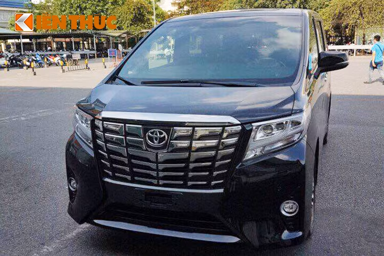 Nếu chỉ nhìn lướt qua chiếc MPV cỡ lớn này sẽ rất dễ khiến người ta hiểu lầm đây không phải là một chiếc xe 7 chỗ, vì nó có kích thước gần như tương đồng với chiếc Hiace 16 chỗ. Mặt trước của xe nổi bật với lưới tản nhiệt mạ crôm, đèn pha cỡ lớn với đèn ban ngày và đèn hậu LED.