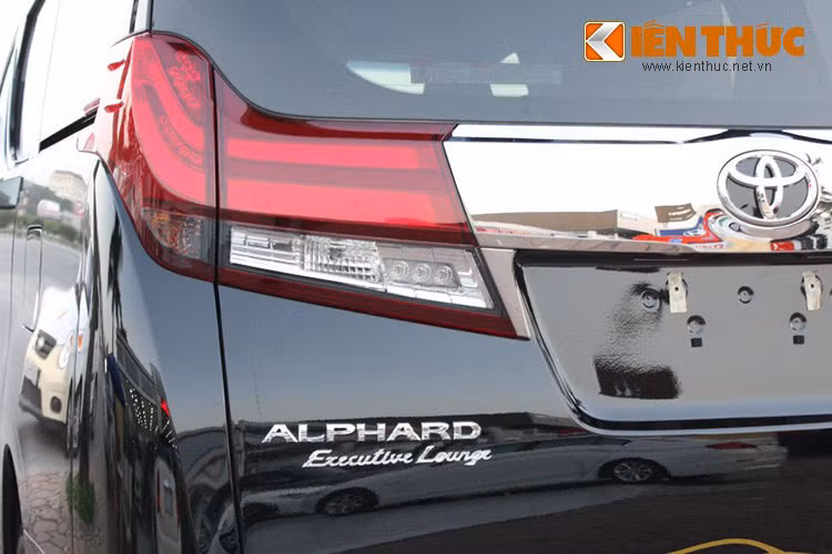Thân xe thiết kế khá dài với nhiều chi tiết được đóng mác Alphard Executive. Phần đuôi xe nổi bật với hai cụm đèn hậu cỡ lớn chạy dọc lên cả thân xe, thiết kế vuông vức của phần đuôi để nhằm tạo không gian lớn nhất cho nội thất của xe.