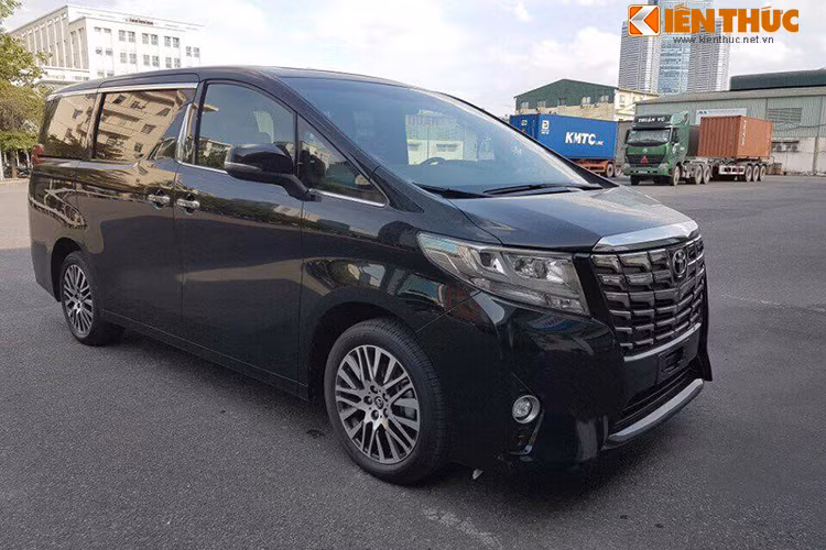 Chiếc MPV hạng sang Toyota Alphard 2016 phiên bản Executive Lounge bất ngờ xuất hiện tại Hà Nội do một đơn vị nhập khẩu xe tư nhân đem về Việt Nam. Được biết mẫu xe này đã được nhập về từ trước ngày 1/7/2016 vài ngày để "né thuế TTĐB".