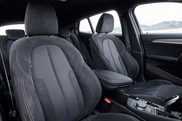 Hàng ghế phía trước và sau của xe đều sử dụng vật liệu da lộn cao cấp, cùng khoảng để chân thoải mái. Ngoài ra, BMW X2 còn có cốp sau dung tích 470 lít. Khoang hành khách cũng rộng rãi hơn nhờ vào thiết kế cửa, túi để đồ lớn và thùng xếp thấp hơn.