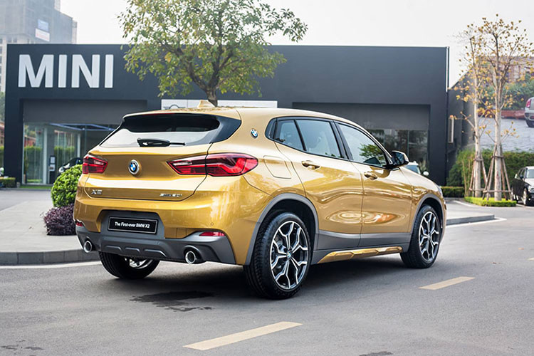 Mẫu xe SUV BMW X2 sở hữu ngoại hình nhỏ gọn đầy phá cách, khả năng vận hành sắc bén và thiết kế thời trang phù hợp với khách hàng trẻ năng động, cá tính, yêu thích cảm giác lái. Đây cũng là mẫu SAC sở hữu nhiều màu ngoại thất nổi bật nhất trong dòng dải sản phẩm X.