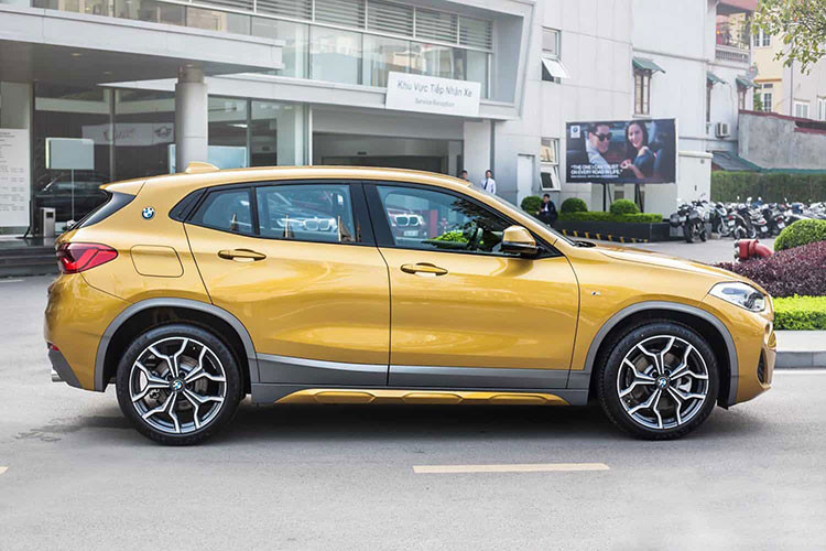 Được biết, đây là chương trình giảm giá tại các đại lý để “xả hàng tồn kho”, đón sản phẩm mới. Với giá xe BMW X2 2020 chỉ từ 1,519 tỷ đồng, mẫu xe này thậm chí đang rẻ hơn cả đàn em X1 đời 2019-2020. So với BMW X1 có giá từ 1,344 tỷ đồng thì giá của X2 cũng không đắt hơn nhiều, điều này có thể khiến doanh số của X1 gặp vấn đề.