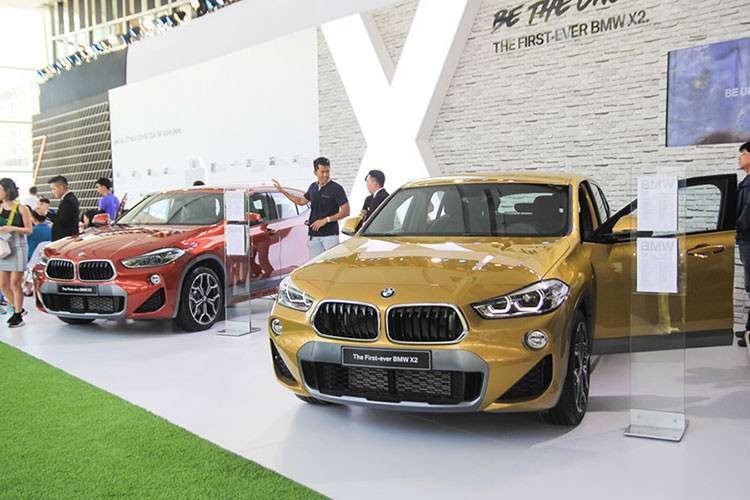 Hệ thống chuyển đổi chế độ vận hành Driving Experience Control cho phép người lái lựa chọn giữa các chế độ lái như Comfort, Eco Pro, Sport. Mức tiêu thụ nhiên liệu 5,5 đến 5,9 l/100 km. Mức giá xe BMW X2 khi mới về Việt Nam là 2,139 tỷ đồng cho phiên bản cao cấp nhất. Tại Việt Nam, BMW X2 là đối thủ cạnh tranh của Mercedes-Benz GLA nhưng luôn bị thua kém về doanh số.