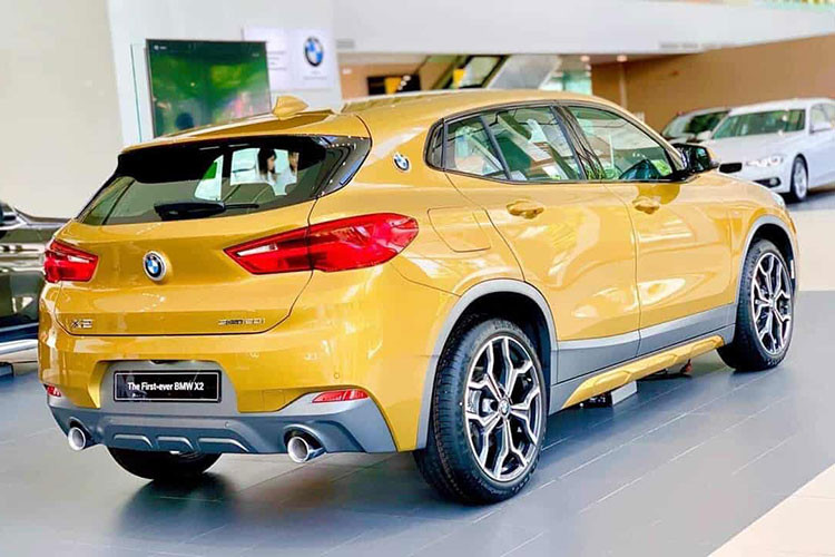 BMW X2 sDrive18i được trang bị động cơ 1.5L sản sinh công suất 140 mã lực trong khi bản sDrive20i dùng máy 2.0L cho công suất 192 mã lực, cả hai đều sử dụng hộp số tự động 7 cấp. Xe có khả năng tăng tốc 0-100 km/h trong 7,7 giây trước khi đạt tốc độ tối đa 227 km/h.