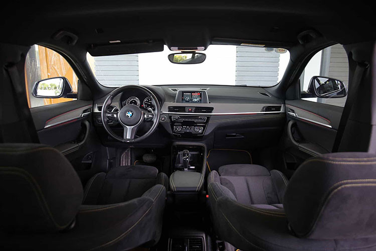 Bên trong, khoang nội thất X2 mới vẫn đậm nét đặc trưng của BMW khi tập trung nhiều hơn cho người lái. Điển hình là bảng điều khiển trung tâm cho phép người lái đồng bộ thông tin và vận hành dễ dàng. Bảng điều khiển cực nhạy và linh hoạt khi chạm vào kết hợp với đường dập nổi trang trí tương phản làm tăng sức hút cho thị giác. Không gian trong xe vào ban đêm khá thú vị bởi bộ đèn chiếu sáng cho phép thiết lập hệ thống ánh sáng theo ý muốn bằng cách pha trộn các màu với nhau.