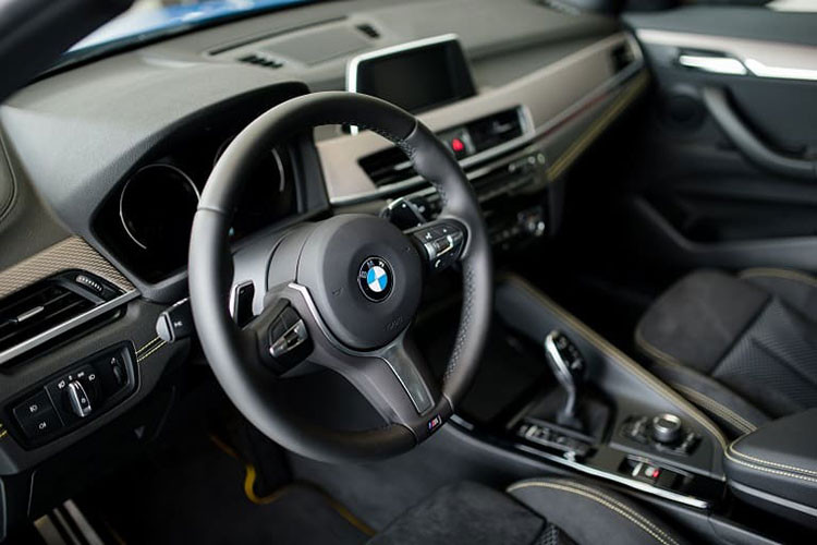 Xe được trang bị vô lăng 3 chấu bọc da kiểu thể thao M và tích hợp nhiều phím bấm chức năng, cùng với đó là lẫy chuyển số thể thao. Nút bấm khởi động trên chiếc BMW X2 này có sẵn công nghệ dừng xe tạm tắt máy. Màn hình cảm ứng trung tâm kích thước 8,8 inch và hệ thống âm thanh 6 loa. X2 cũng đi kèm với các gói trang bị BMW Connected như: thông tin giao thông Real-Time Trafic, truy cập internet BMW Online, ứng dụng điều khiển xe BMW trên điện thoại thông minh...