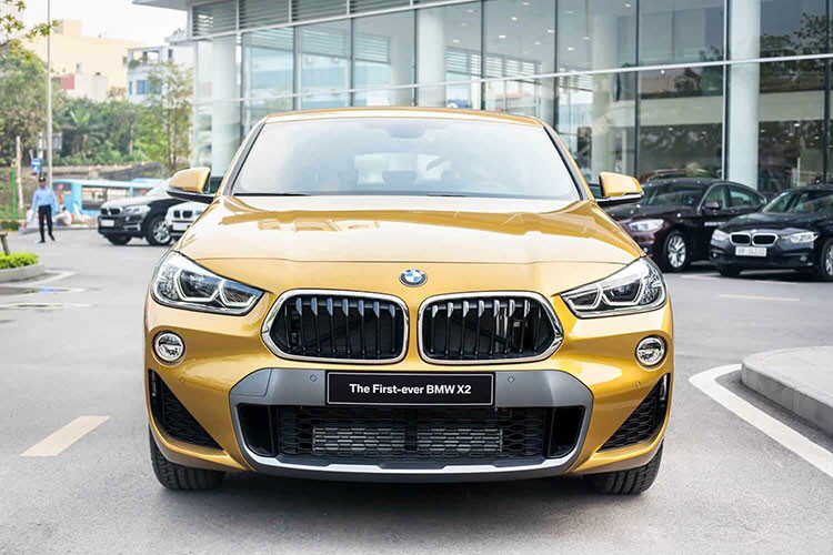 Cụ thể, trong tháng 3/2021 các đại lý BMW trên toàn quốc vừa đồng loạt công bố mức giảm giá BMW X2 bao gồm hai phiên bản sDrive18i và sDrive20i, với hai con số tương ứng là 1,519 tỷ đồng và 1,619 tỷ đồng – thấp hơn khoảng 210 triệu đồng so với mức giá đã giảm hồi tháng 7 năm ngoái.