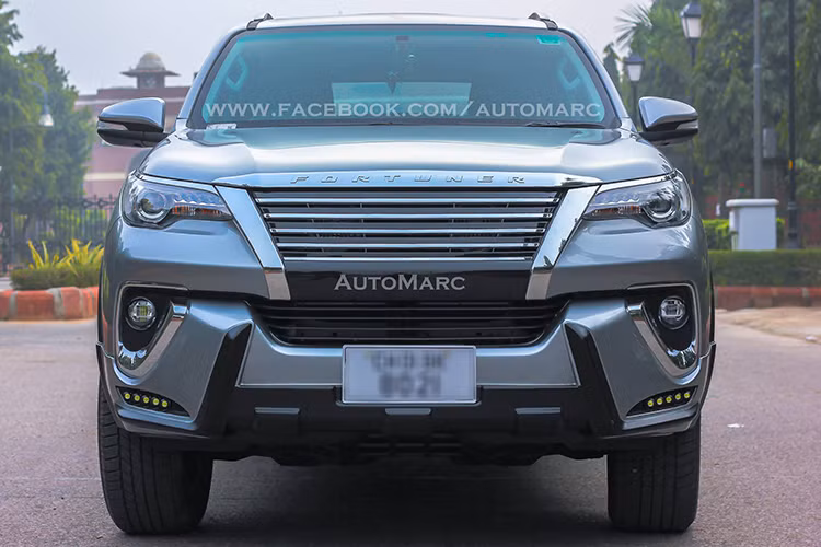 Vì Toyota Fortuner đời mới phổ biến như thế nên sự xuất hiện của những bộ bodykit "ăn theo" cũng không có gì lạ. Tuy nhiên, bộ bodykit dành cho Toyota Fortuner 2016 khiến nhiều người bất ngờ nhất có lẽ là sản phẩm của hãng phụ kiện có tên Auto Marc.
