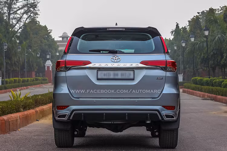 Auto Marc đã gọi sản phẩm của mình là "bodykit mang phong cách Lexus cho Toyota Fortuner 2016". Bộ body kit kỳ lạ này bao gồm tấm ốp trước theo phong cách Lexus, tích hợp dải đèn LED định vị ban ngày. Tiếp đến là lưới tản nhiệt trước theo phong cách Lexus, nẹp bên sườn, vè che mưa, bộ khuếch tán sau, đèn trên cản va sau và đèn trên cột D.