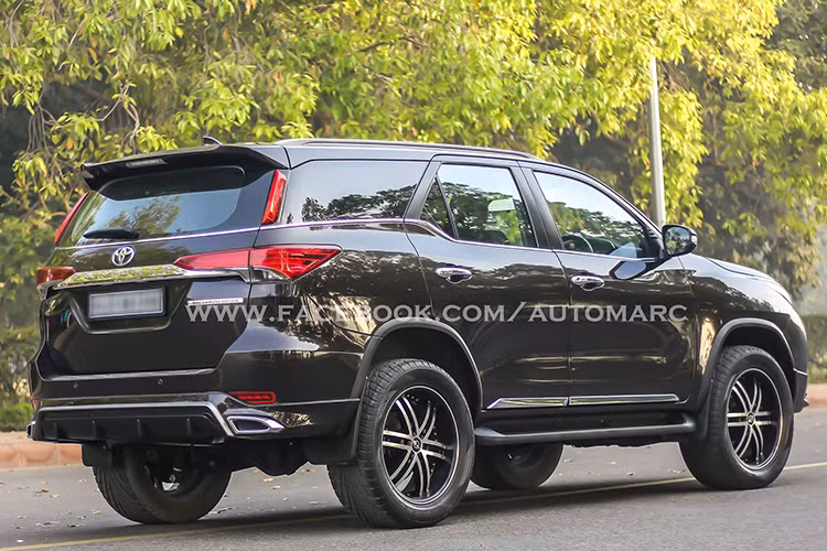 Thứ hai là động cơ xăng 4 xy-lanh, dung tích 2,7 lít với công suất tối đa 166 mã lực và mô-men xoắn cực đại 245 Nm. Động cơ đồng hành cùng hộp số sàn 5 cấp hoặc tự động 6 cấp. Động cơ diesel sẽ dành cho Toyota Fortuner 2016 dẫn động 1 và 2 cầu. Trong khi đó, động cơ xăng chỉ có trên phiên bản dẫn động 1 cầu.