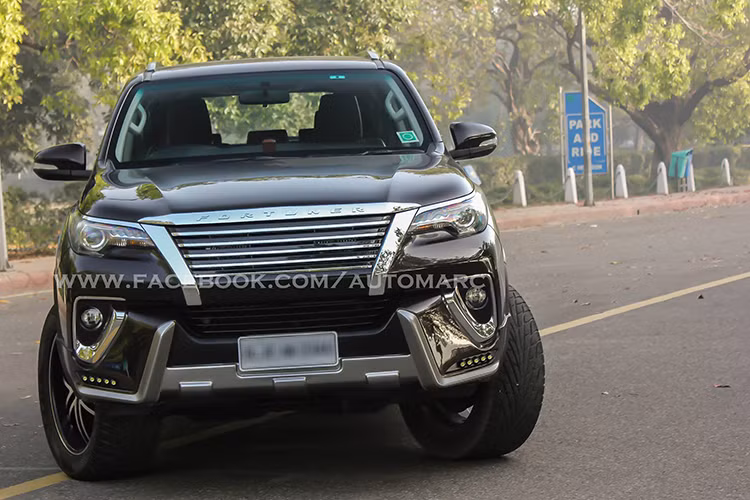 Lần đầu tiên ra mắt thị trường Ấn Độ vào tháng 11/2016, Toyota Fortuner thế hệ mới có 2 tùy chọn động cơ khác nhau. Đầu tiên là động cơ diesel GD 4 xy-lanh, dung tích 2,8 lít, sản sinh công suất tối đa 177 mã lực và mô-men xoắn cực đại 470 Nm nếu kết hợp với hộp số tự động 6 cấp. Trong khi đó, khi đi cùng hộp số sàn 6 cấp, động cơ này chỉ tạo ra mô-men xoắn cực đại 440 Nm.