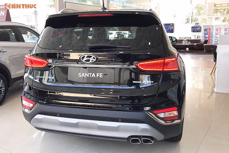 Tuy nhiên, theo thông tin hé lộ từ một số đại lý Hyundai tại Việt Nam, thế hệ mới của Santa Fe sẽ có 4 phiên bản cùng mức giá dao động từ từ 1,1 - 1,3 tỷ đồng. Như vậy có thể thấy so với thế hệ cũ, Hyundai Santa Fe 2019 có mức giá chênh lệch trung bình vào khoảng 200 triệu đồng.