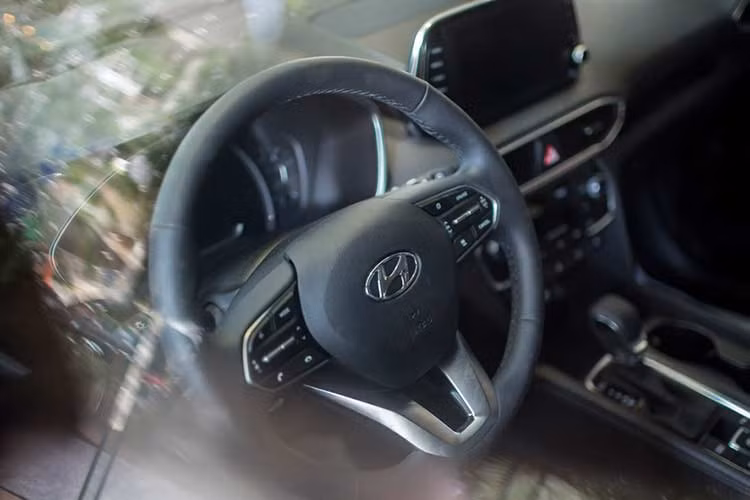 Các trang bị an toàn trên thế hệ mới bao gồm phanh chống bó cứng ABS, hệ thống phân bổ lực phanh điện tử EBD, phanh khẩn cấp BA, hỗ trợ khởi hành ngang dốc, hỗ trợ đổ đèo, cảm biến lùi và 6 túi khí an toàn. Ngoài ra, phiên bản đặc biệt sẽ được trang bị thêm hệ dẫn động 4 bánh HTRAC. 