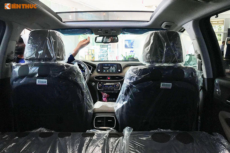 Bên trong nội thất của Hyundai Santa Fe 2019 cũng sẽ có nhiều thay đổi, mang tới cảm giác sang trọng và cao cấp hơn nhờ tông màu đen chủ đạo hay trang bị ghế ngồi bọc da. Thiết kế màn hình thông tin giải trí được thay đổi, đặt hẳn lên cao tương tự với Hyundai Kona.