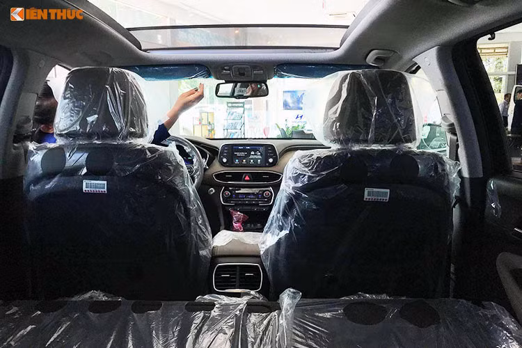 Bên trong nội thất của Hyundai Santa Fe 2019 cũng sẽ có nhiều thay đổi, mang tới cảm giác sang trọng và cao cấp hơn nhờ tông màu đen chủ đạo hay trang bị ghế ngồi bọc da. Thiết kế màn hình thông tin giải trí được thay đổi, đặt hẳn lên cao tương tự với Hyundai Kona.