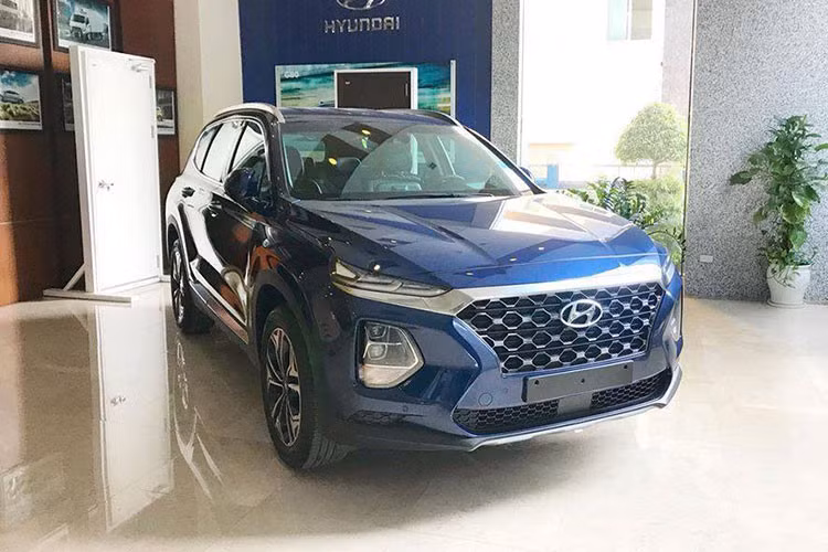 Vẻ ngoài của SUV 7 chỗ Hyundai Santa Fe 2019 đầy vẻ hiện đại và cơ bắp với thiết kế lưới tản nhiệt Cascading Grille cùng cụm đèn pha tách rời tương tự như người em Hyundai Kona ở phân khúc SUV hạng B. So với thế hệ cũ nhờ kích thước tổng thể là 4.770 x 1.890 x 1.705 mm (Dài x Rộng x Cao). Trong khi khoảng sáng gầm xe vẫn ở mức 185 mm thì chiều dài cơ sở tăng thêm 65 mm lên 2.765 mm.