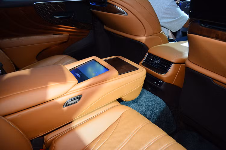 Đặc biệt đối với tùy chọn gói trang bị ghế ngồi cao cấp, ghế sau chỉnh điện đi kèm chức năng mát-xa công nghệ Nhật Bản “Shiatsu” và đệm chân điều chỉnh lên xuống mang đến khoảng để chân rộng nhất từ trước đến nay trong các đời xe LS. Khoang lái của xe còn được trang bị dàn âm thanh hi-end Mark Levinson với công nghệ 3D Surround.